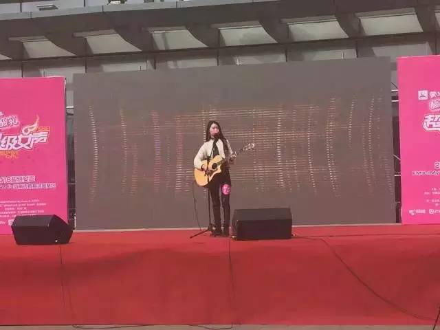 第一位自彈自唱的女生，魅力無(wú)法阻擋！