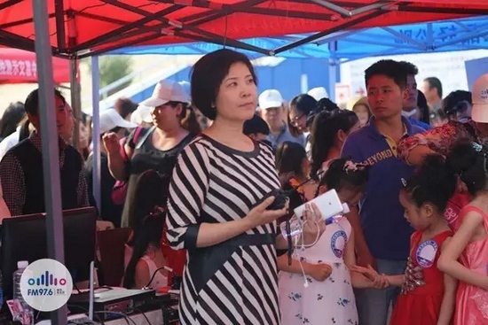 976老大木子一手手機一手對講一臉嚴肅，這是有多緊張呢？