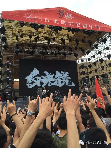 這么多朋友!默契的舉著一個手勢! 這么多朋友!默契的舉著一個手勢!