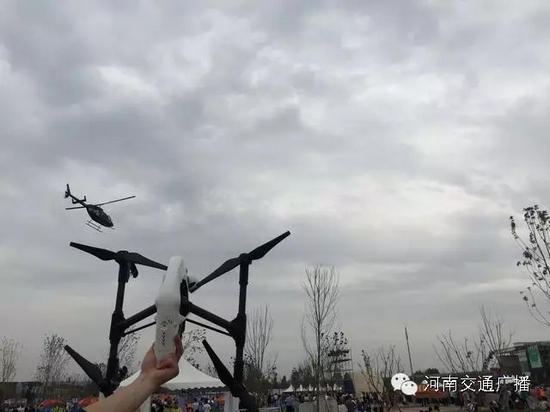 你以為音樂節只有音樂嗎?交廣號和無人機也在哦,看見它就揮揮手吧! 你以為音樂節只有音樂嗎?交廣號和無人機也在哦,看見它就揮揮手吧!