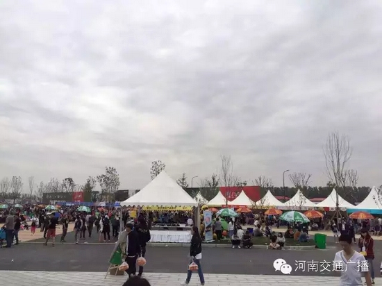 雖然天空已經烏云密布,但大家的熱情絲毫不減! 雖然天空已經烏云密布,但大家的熱情絲毫不減!