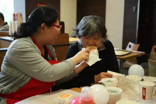 我還未長大,你卻已白了頭發,我要珍惜和媽媽在一起的每一刻 我還未長大,你卻已白了頭發,我要珍惜和媽媽在一起的每一刻