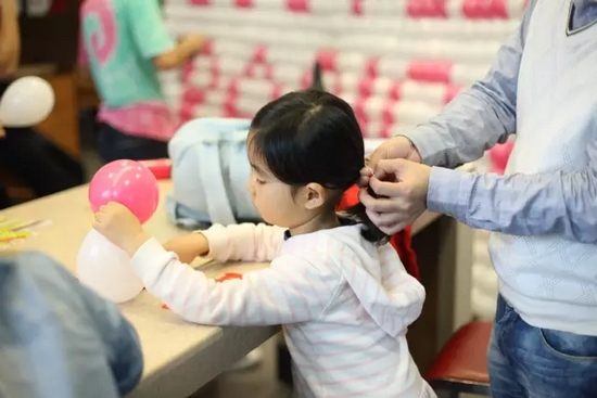 我能第一時間找到為我編辮子的爸爸,因為他的手是那樣的溫柔而有力量 我能第一時間找到為我編辮子的爸爸,因為他的手是那樣的溫柔而有力量