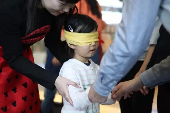 我能第一時間找到為我編辮子的爸爸,因為他的手是那樣的溫柔而有力量 我能第一時間找到為我編辮子的爸爸,因為他的手是那樣的溫柔而有力量