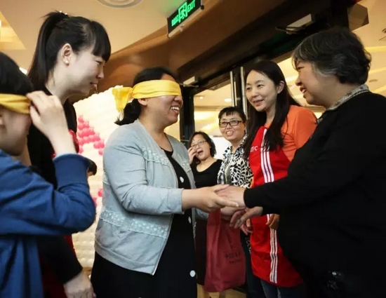 “找媽媽”游戲讓大孩子們找回了消散已久的童年記憶 “找媽媽”游戲讓大孩子們找回了消散已久的童年記憶