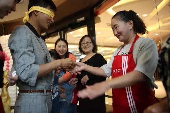 “找媽媽”游戲讓大孩子們找回了消散已久的童年記憶 “找媽媽”游戲讓大孩子們找回了消散已久的童年記憶