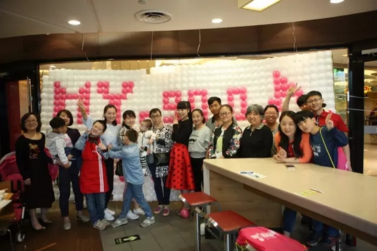 大合影定格住愉快的親子時光 大合影定格住愉快的親子時光