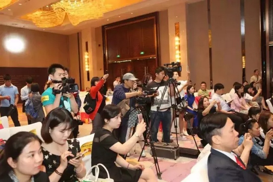 一時相機、攝像機齊閃 一時相機、攝像機齊閃