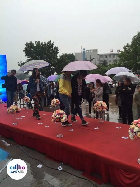 　　好友從屏幕后面走出來，他們特意從陜西、平頂山趕來為兩人送出祝福。