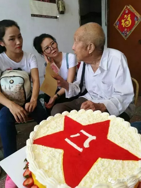 二姐們認(rèn)真聽(tīng)老兵講抗戰(zhàn)的故事，老人年事已高，記憶都是轟炸！轟炸！轟炸！