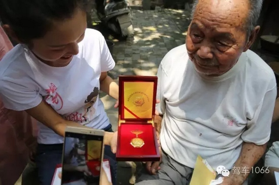 老兵聽(tīng)不到我們?cè)谡f(shuō)什么，今年98了。