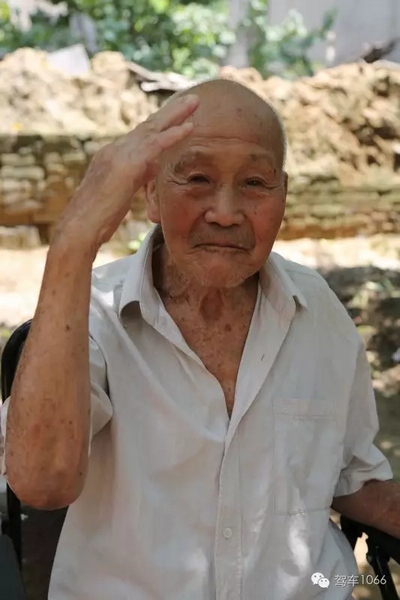 老兵身子骨不行了，九十多歲了……也許軍禮不那么標(biāo)準(zhǔn)了，但是這一幕還是感動(dòng)到了我們……