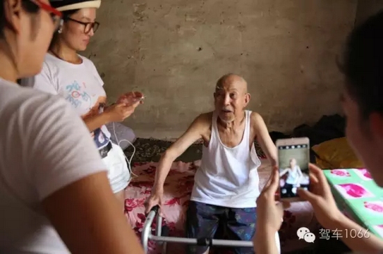 老兵老兵，你的勛章呢，國(guó)家給你的那個(gè)？