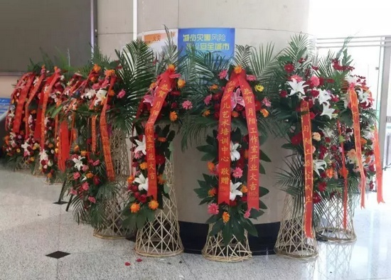 “月陽工作室”團隊成員、戲曲志愿者及社會各界送來的祝福花籃 “月陽工作室”團隊成員、戲曲志愿者及社會各界送來的祝福花籃