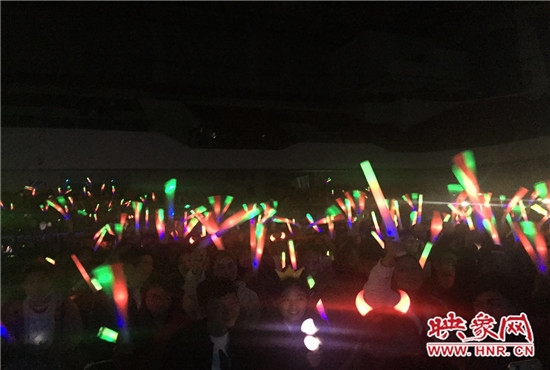 當晚現場約2500個座位全場爆滿,還有全國各地歌迷會趕來的歌迷們。 當晚現場約2500個座位全場爆滿,還有全國各地歌迷會趕來的歌迷們。