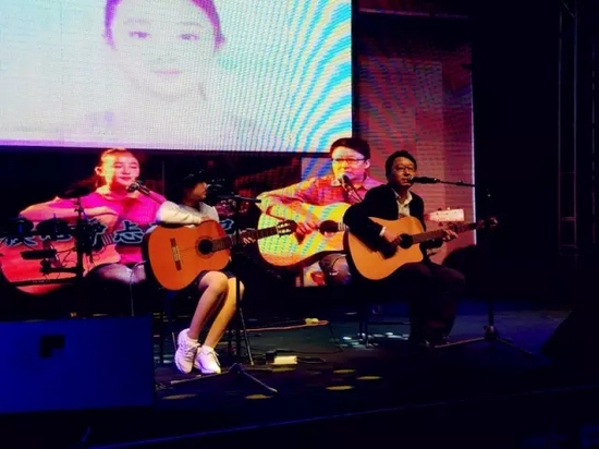 024號 王維哲《小情人》 024號 王維哲《小情人》