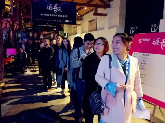 精彩的演唱后聽眾評審團上臺進行投票 精彩的演唱后聽眾評審團上臺進行投票