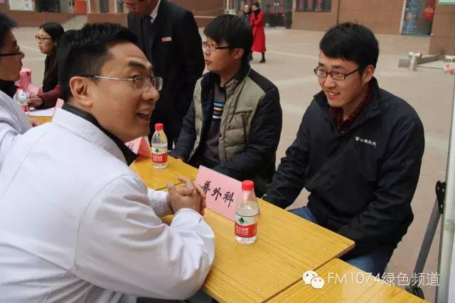 看這位小伙兒,跟我們的醫生都聊嗨了…… 看這位小伙兒,跟我們的醫生都聊嗨了……