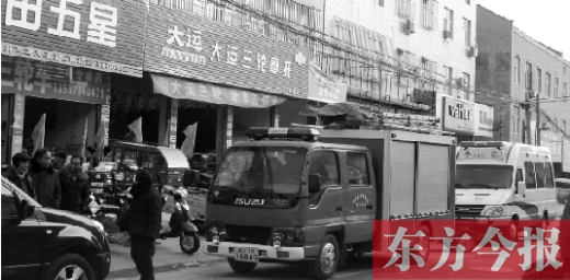 火災(zāi)發(fā)生后,袁厲害家門前的大路上停滿了消防車和警車 火災(zāi)發(fā)生后,袁厲害家門前的大路上停滿了消防車和警車