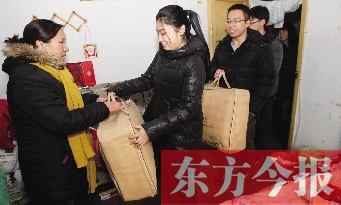 昨天下午,多位東方今報愛心讀者前往鄭州市困難戶家中贈送棉被 昨天下午,多位東方今報愛心讀者前往鄭州市困難戶家中贈送棉被