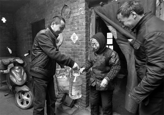 吳乃浩(左)給村里老人送去過年的年貨 吳乃浩(左)給村里老人送去過年的年貨