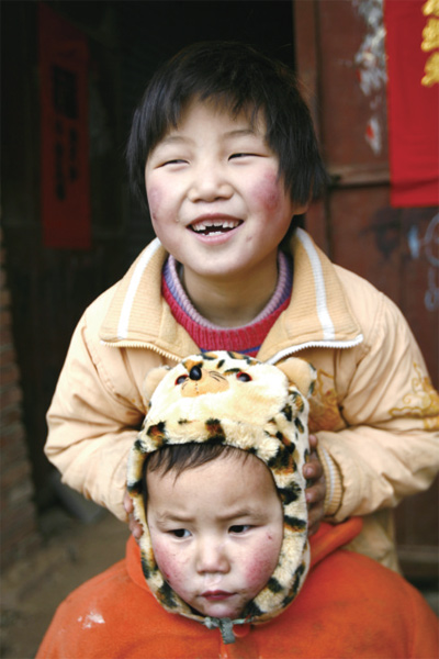 胡天格與弟弟在一起玩耍 胡天格與弟弟在一起玩耍