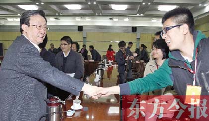 4月22日，省委書記、省人大常委會主任郭庚茂和“聚焦中博·河南行”中部六省媒體采訪團(tuán)成員親切握手