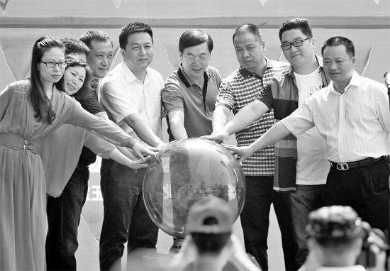 嘉賓們按動(dòng)啟動(dòng)球宣告“河南廣電全媒體青年創(chuàng)業(yè)俱樂(lè)部”正式成立 嘉賓們按動(dòng)啟動(dòng)球宣告“河南廣電全媒體青年創(chuàng)業(yè)俱樂(lè)部”正式成立