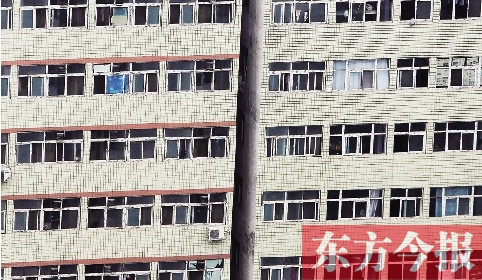 鄭州市城中村眾多類似這樣火柴盒式的房間，成了大中專畢業生們暫時安放青春和夢想的地方