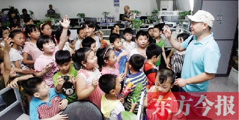 廣電全媒體小記者走進(jìn)今報 大記者感嘆小記者有想法 廣電全媒體小記者走進(jìn)今報 大記者感嘆小記者有想法