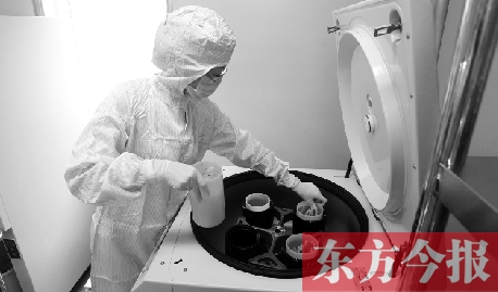 鄭州一專門儲存臍帶血的機構,專業人員正在把臍帶血存放在儲藏箱里 鄭州一專門儲存臍帶血的機構,專業人員正在把臍帶血存放在儲藏箱里