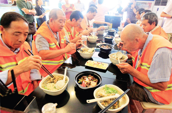 8月18日中午,鄭州市商城路一家飯店邀請33位一線環衛工免費吃頓飯 8月18日中午,鄭州市商城路一家飯店邀請33位一線環衛工免費吃頓飯