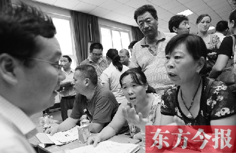 帶著孩子小升初的諸多疑問(wèn),眾多家長(zhǎng)(右)向教育部門咨詢 帶著孩子小升初的諸多疑問(wèn),眾多家長(zhǎng)(右)向教育部門咨詢