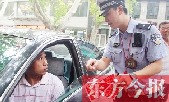 交警為車主講解“挪車請撥打114轉(zhuǎn)車主”的提示牌的使用方法 交警為車主講解“挪車請撥打114轉(zhuǎn)車主”的提示牌的使用方法