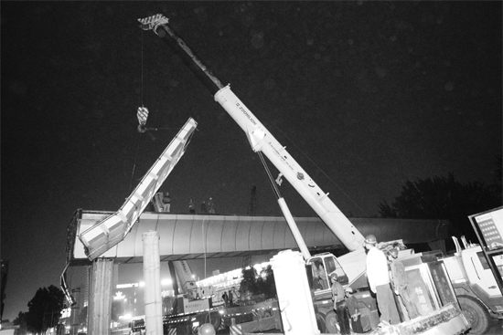 昨日凌晨，鄭州市動(dòng)物園天橋徹底拆除