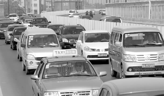 上午11點,鄭州市京廣快速路由北向南的路段已經開始擁堵,要是早晚高峰,更是堵得走不成 上午11點,鄭州市京廣快速路由北向南的路段已經開始擁堵,要是早晚高峰,更是堵得走不成