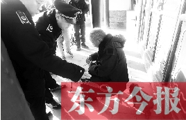 昨日,鄭州市管城區執法局對轄區一只狗狗檢查是否辦過證 東方今報首席記者 劉棟杰 攝 昨日,鄭州市管城區執法局對轄區一只狗狗檢查是否辦過證 東方今報首席記者 劉棟杰 攝