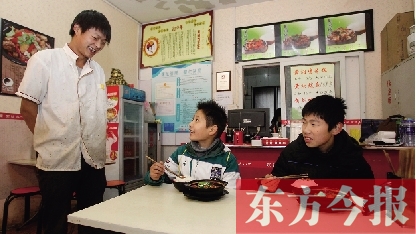 11月30日,鄭州市81中的兩位學生用勞動為自己掙了一頓中午飯,心里很高興 11月30日,鄭州市81中的兩位學生用勞動為自己掙了一頓中午飯,心里很高興