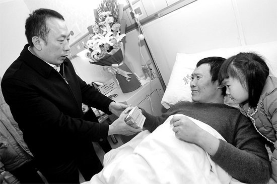 黃久生把五萬元現金送到李剛的病房內 黃久生把五萬元現金送到李剛的病房內