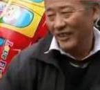 采訪我先買個氣球吧！大爺霸氣回答