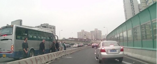 6名老外在上海高架橋上集體小便 警方調查 6名老外在上海高架橋上集體小便 警方調查