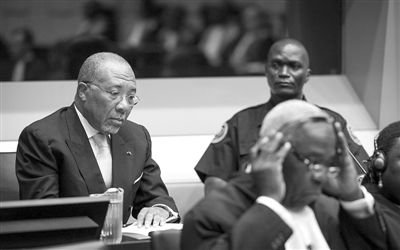 9月26日，荷蘭海牙，利比里亞前總統查爾斯·泰勒在法庭接受審判。