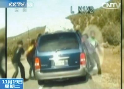 雷爾與警察爭執，費雷爾兒子下車試圖保護媽媽。