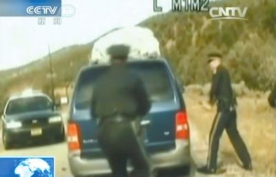 費雷爾再次上車，警察拿警棍砸車窗。