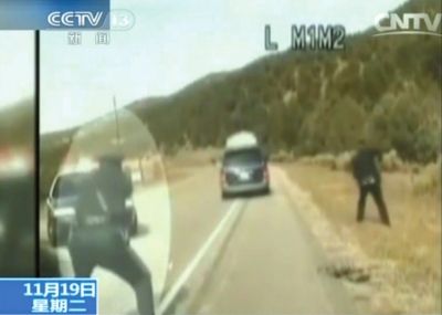 費雷爾駕車逃走，警察連開數槍。央視截圖