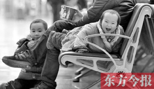 鄭州東站候車長(zhǎng)椅上，哈哈，馬上回家過(guò)年有禮物收了