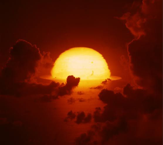 1961年,南太平洋上空,氫彈爆炸后的大火球開始擴(kuò)散。 1961年,南太平洋上空,氫彈爆炸后的大火球開始擴(kuò)散。