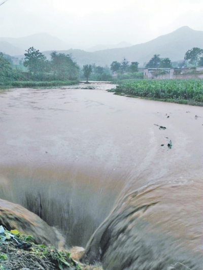 村道被沖開一道鴻溝 村道被沖開一道鴻溝