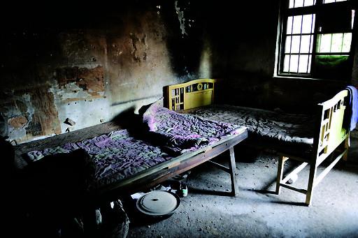 姐妹倆的臥室長期不通風,又潮又悶 姐妹倆的臥室長期不通風,又潮又悶