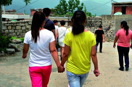 送記者離開時,姐妹倆一直手牽著手 送記者離開時,姐妹倆一直手牽著手